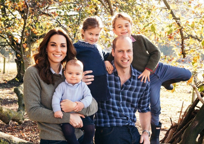 Božićna čestitka kraljevske obitelj: Dječica Kate Middleton opet su ukrala svu pažnju