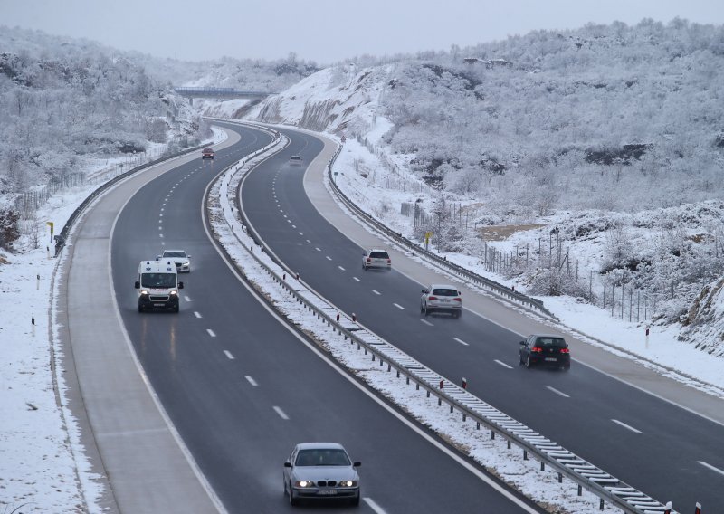 Oprez, snijeg poledica i vjetar otežavaju promet