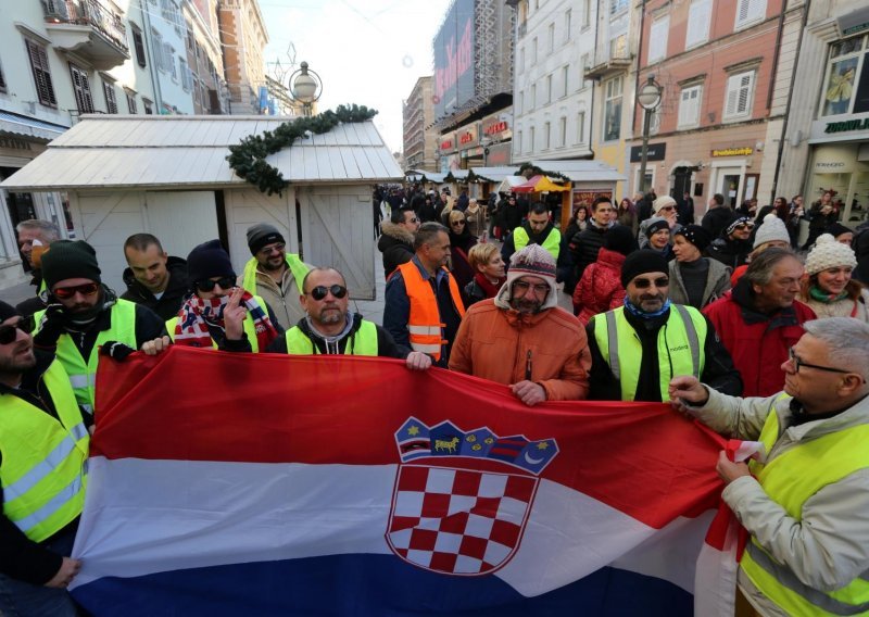 Žuti prsluci marširali Hrvatskim gradovima, okupilo se malo građana