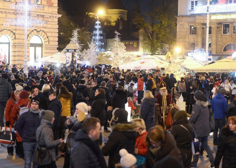 Zagreb krcat: Pogledajte kakva se gužva stvorila na Adventu unatoč hladnoći