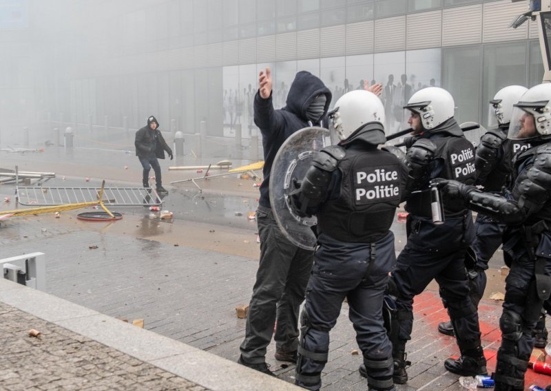 U Bruxellesu žestoki prosvjed protiv Marakeškog sporazuma, Papa ga podupire