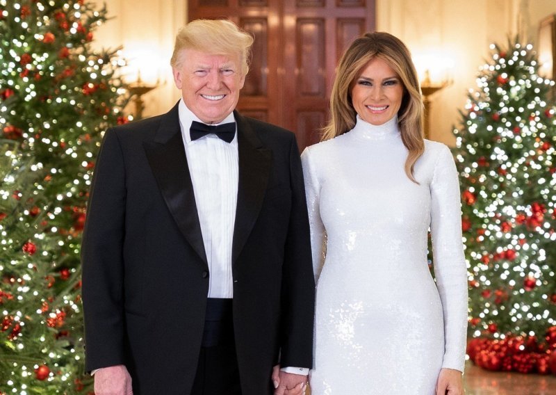 Nasmijani supružnici Trump čvrsto se drže za ruke, no govor tijela odaje sasvim drugu priču