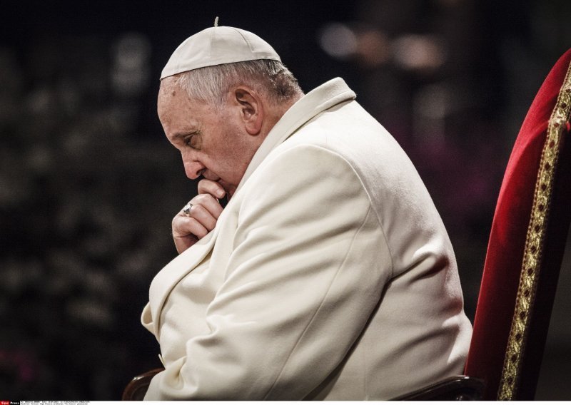 Papa priznao da su svećenici spolno zlostavljali redovnice