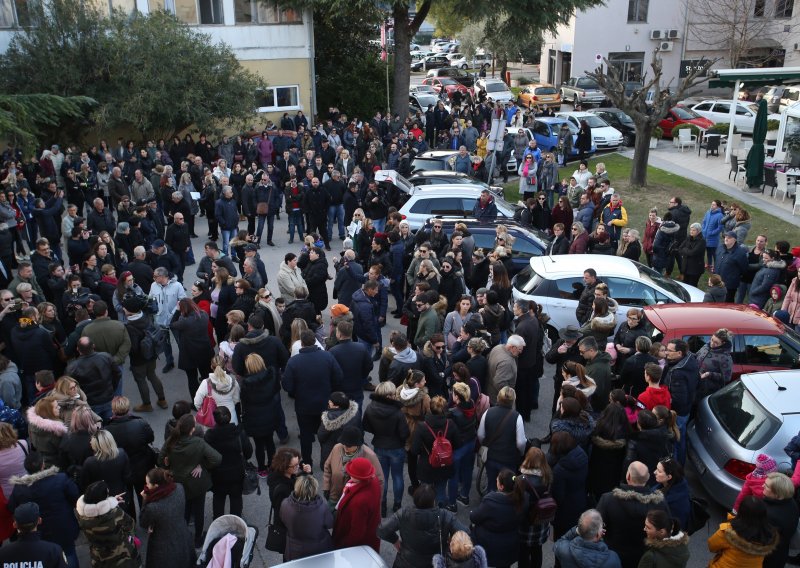Građani Metkovića na mirnom prosvjedu zatražili bolju zdravstvenu skrb