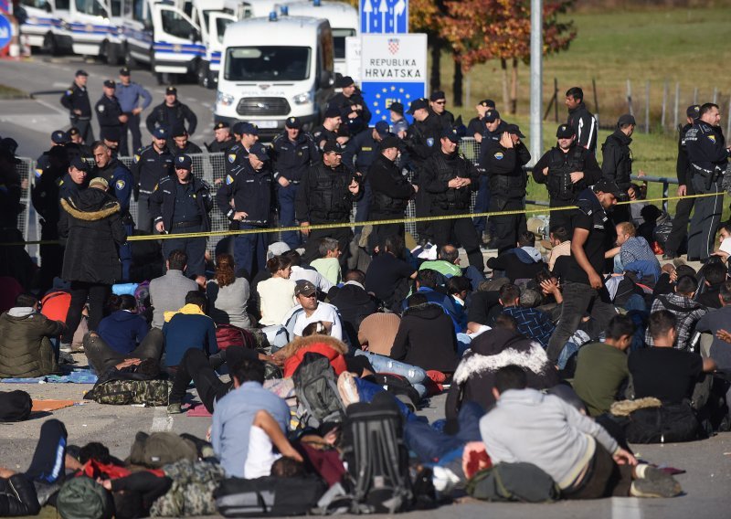 Policajci natjerali migrante da viču 'Dinamo' i snimili ih; jedan dobio otkaz, druga dvojica na disciplinskom