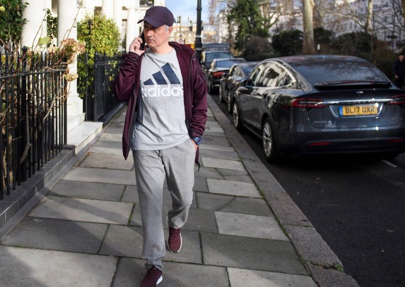 Mourinho u trenirci i s kapom na glavi uhvaćen u šetnji Londonom; evo što tamo radi