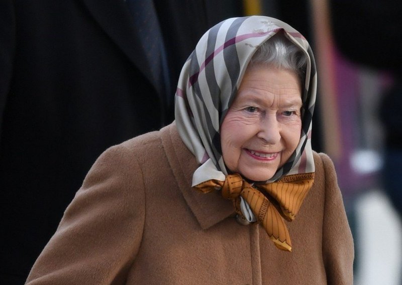 Sve je iznenadila: Engleska kraljica redovnom linijom vlaka stigla u Sandringham