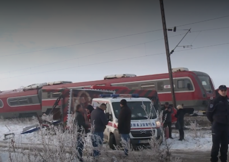 Vlak prepolovio autobus kod Niša, troje poginulih, među njima i dijete