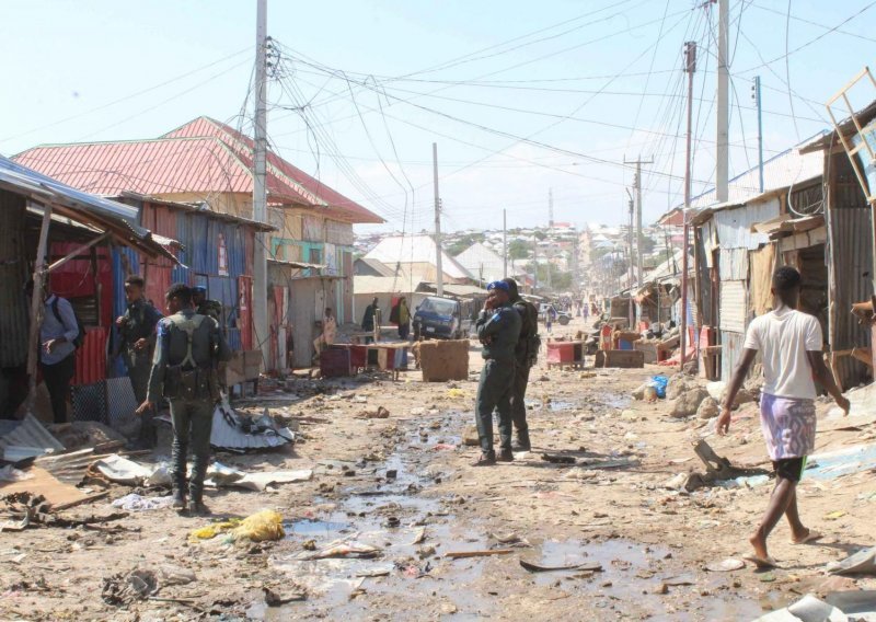 U napadu u somalskoj prijestolnici ubijene najmanje 22 osobe, među njima i istaknuti novinar