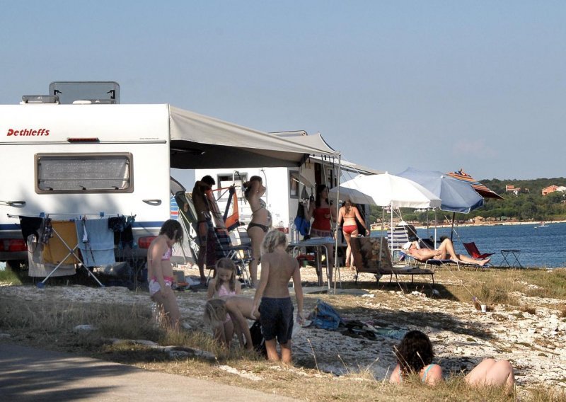 Općina iz očaja zatrpava ulaz autokampa