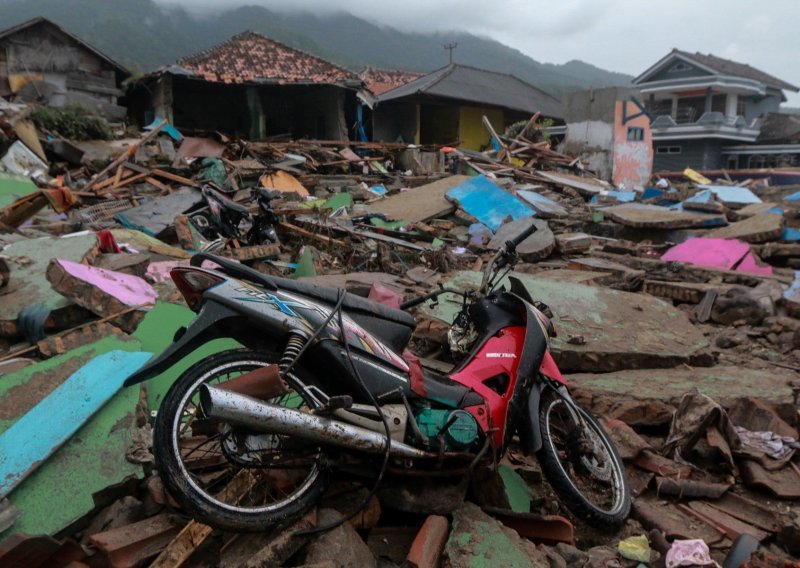 Vulkan u Indoneziji ponovno erumpirao, širi se strah od novog cunamija