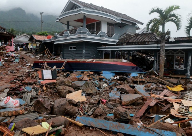 Broj poginulih u tsunamiju u Indoneziji porastao na 373