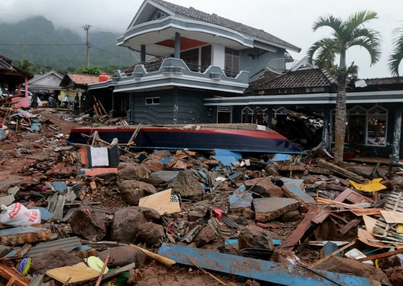 Broj poginulih u tsunamiju u Indoneziji porastao na 373