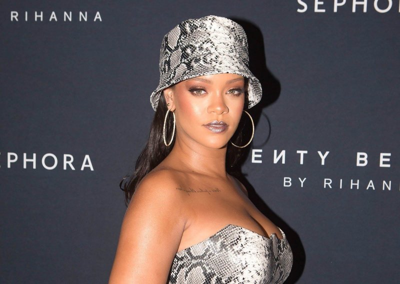 Rihanna bacila fanove u trans: Ovim je odgovorom napokon potvrdila ono što svi čekaju