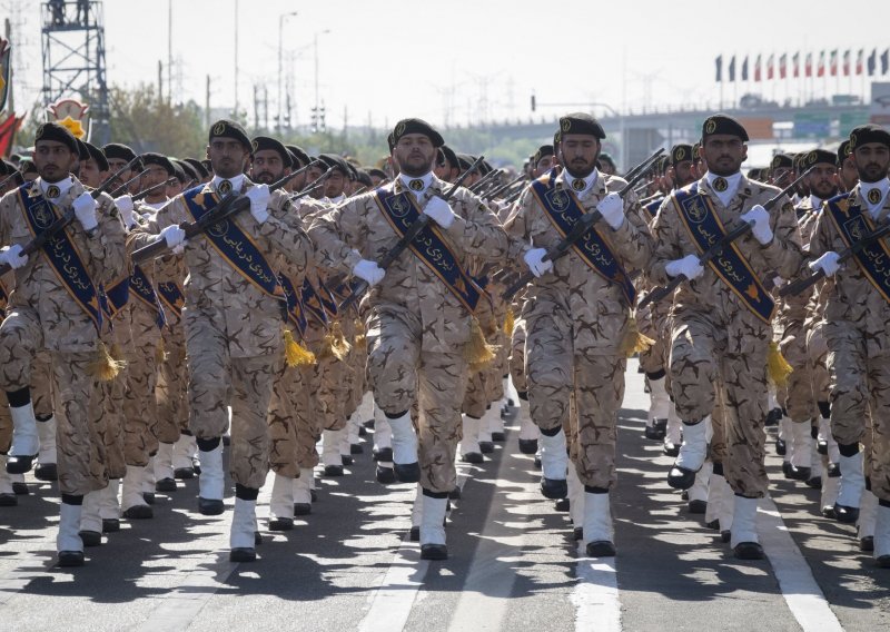 [VIDEO] Zbog uplovljavanja američkog nosača u Perzijski zaljev, Iranci na noge podigli Revolucionarnu gardu