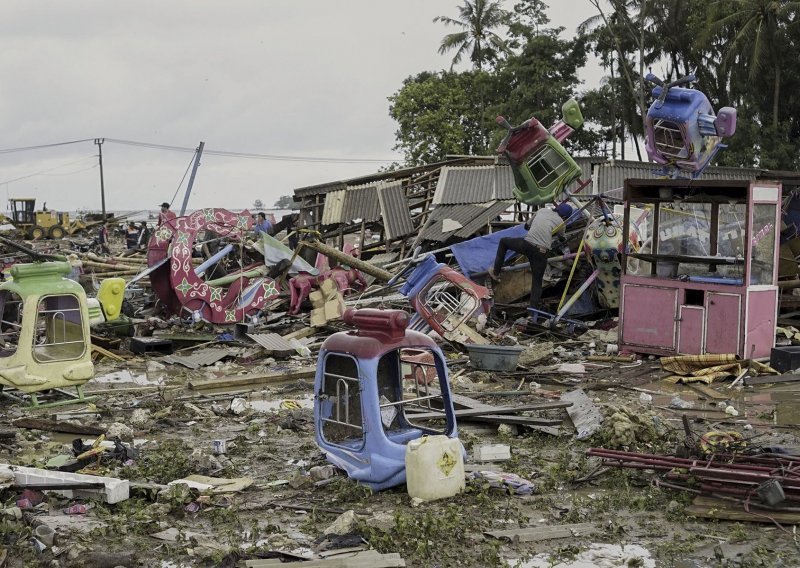 U tsunamiju u Indoneziji poginulo 429 ljudi, traga se za nestalima