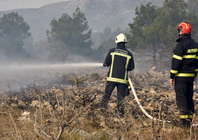 Na starom Yugu planule instalacije, vatra progutala još sedam kamp-kućica