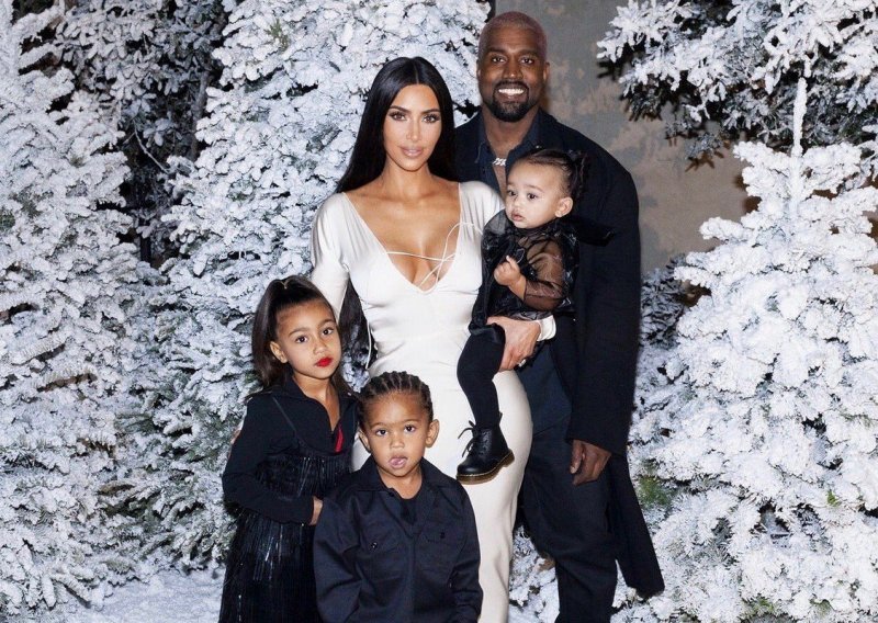 Pljušte kritike sa svih strana: Obiteljska fotografija Kim Kardashian navukla bijes javnosti