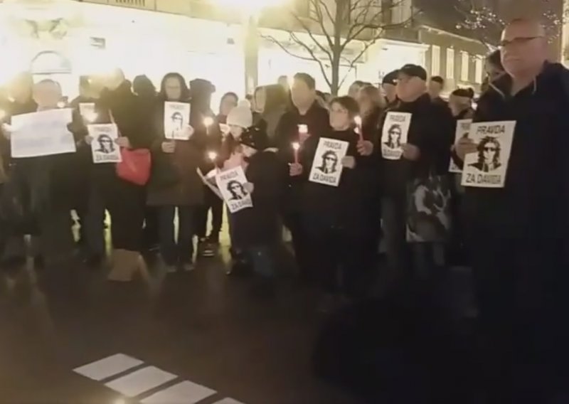 Skup podrške obitelji ubijenog mladića iz Banja Luke, okupilo se 50-tak ljudi