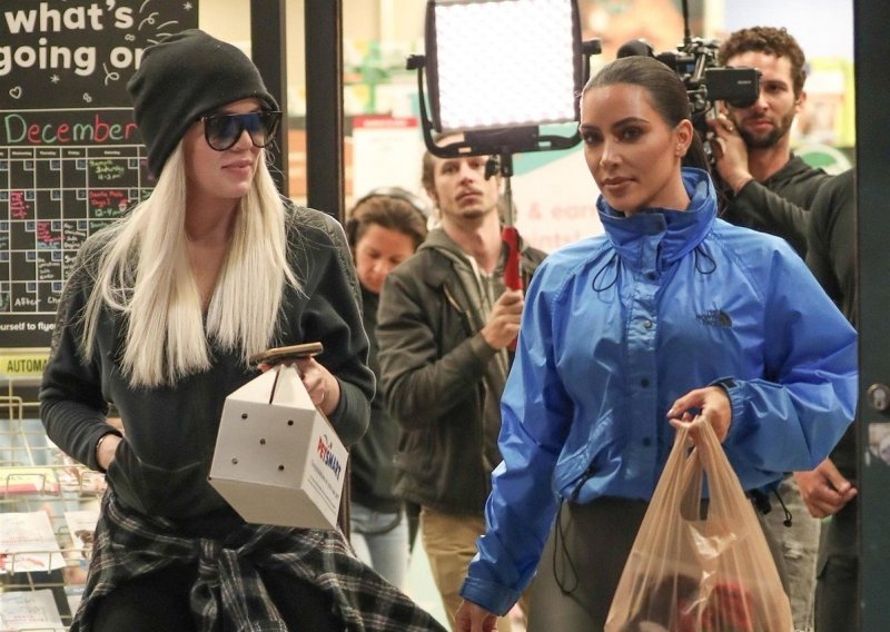 Sestre Kardashian potrošile 8,5 milijuna kuna na božićnu večeru pa krenule na rigoroznu dijetu
