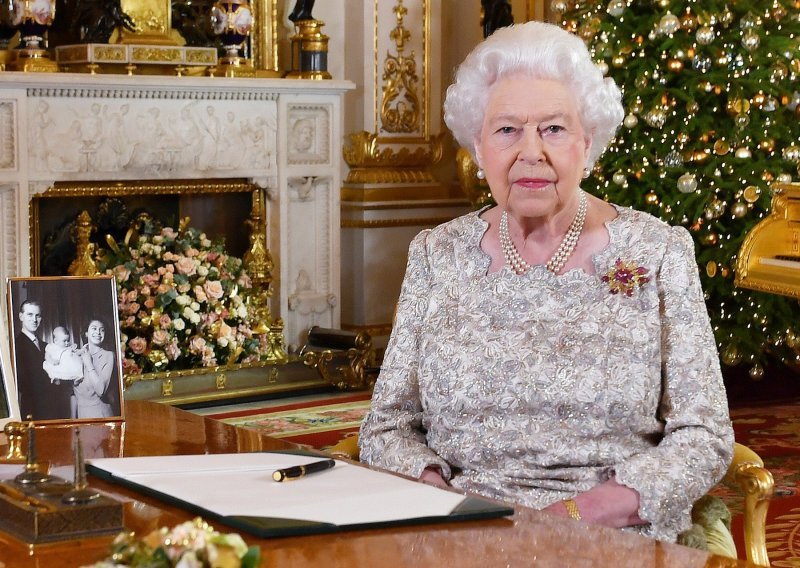 Dok je kraljica pričala o siromaštvu, iza nje se sjajio zlatni klavir, ali i zanimljive fotografije