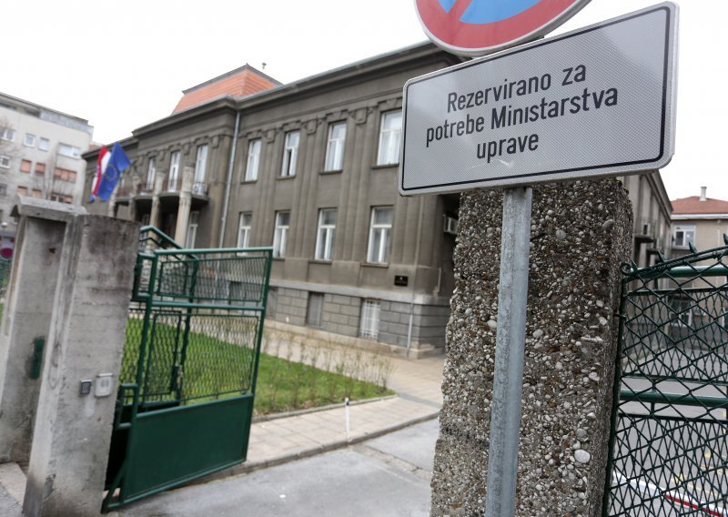 Ministarstvo se hvali da je porastao broj pohvala na račun državnih službenika, ali nećete vjerovati o kojoj se brojci radi