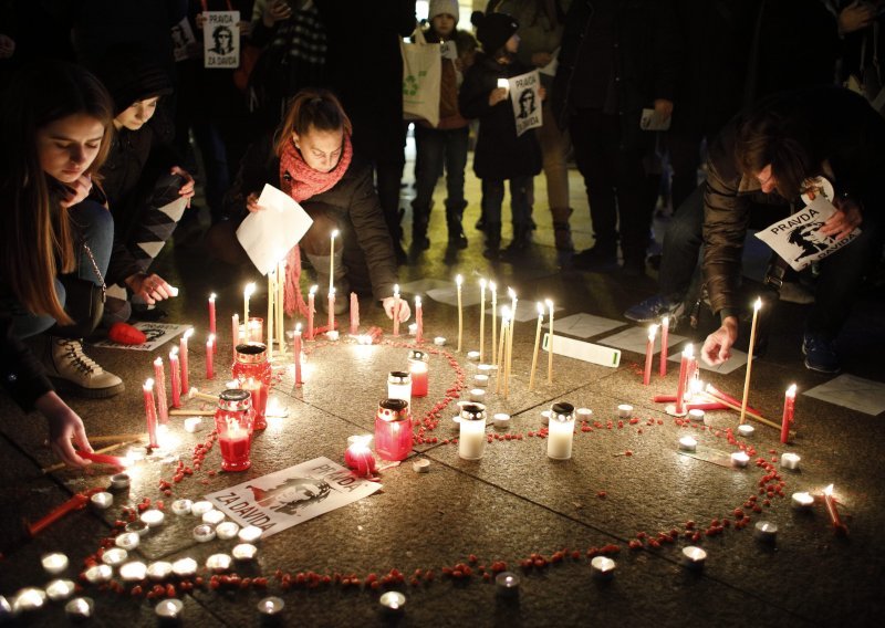 Unatoč zabrani, spontano okupljanje u Banjoj Luci pred pravoslavnom crkvom