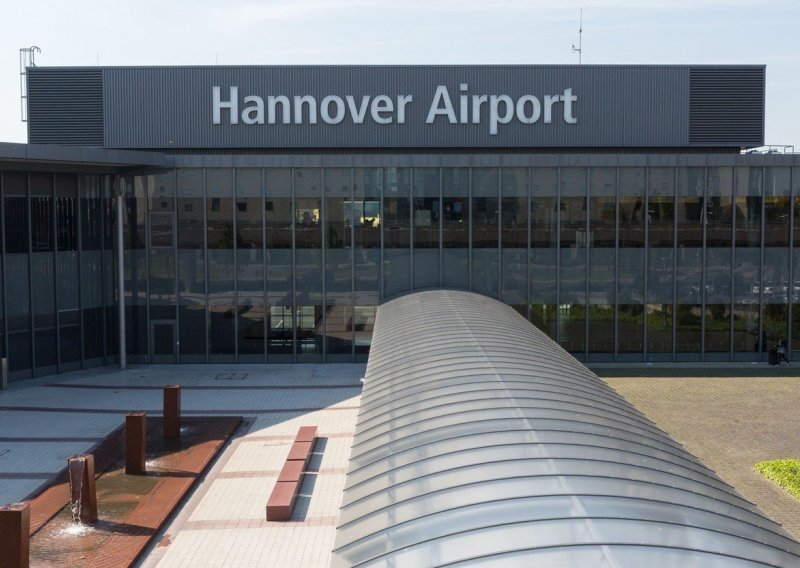 Zbog auta na pisti u Hannoveru iste sekunde zatvoren aerodrom i otkazani svi letovi