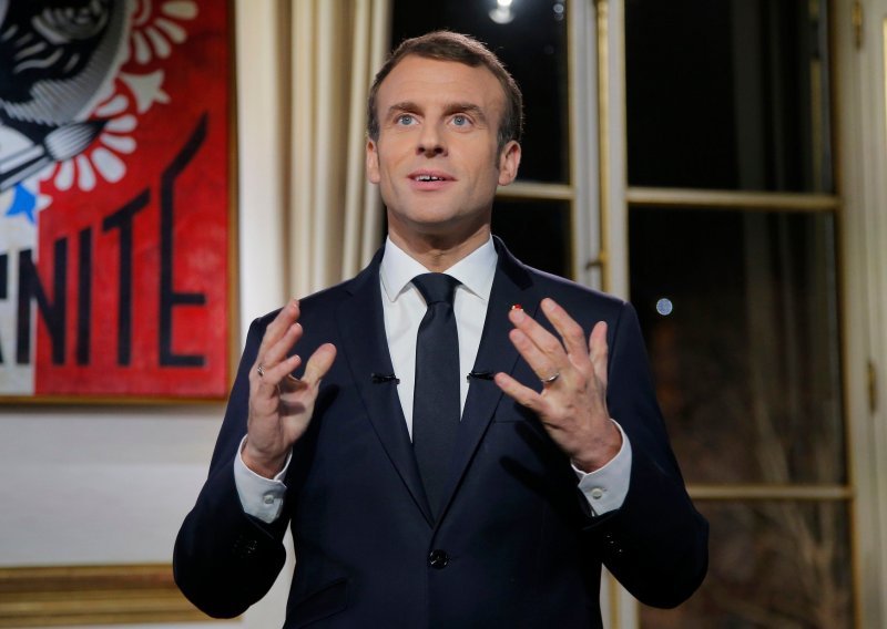 Macron se okomio na svoju elitnu školu kako bi se dodvorio Žutim prslucima