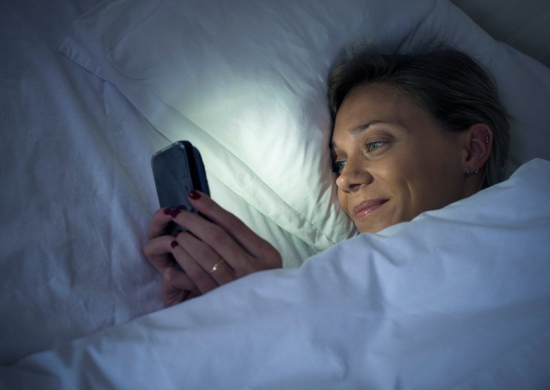 Prčkate po smartfonu noću? Znanstvenici nemaju dobre vijesti za vas