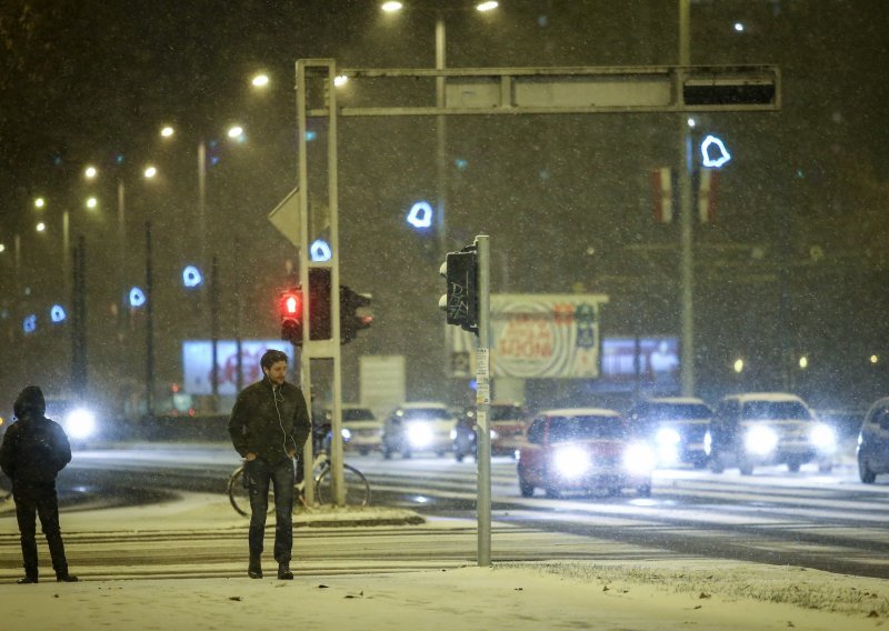 Gust snijeg pao u Zagrebu i zatrpao društvene mreže