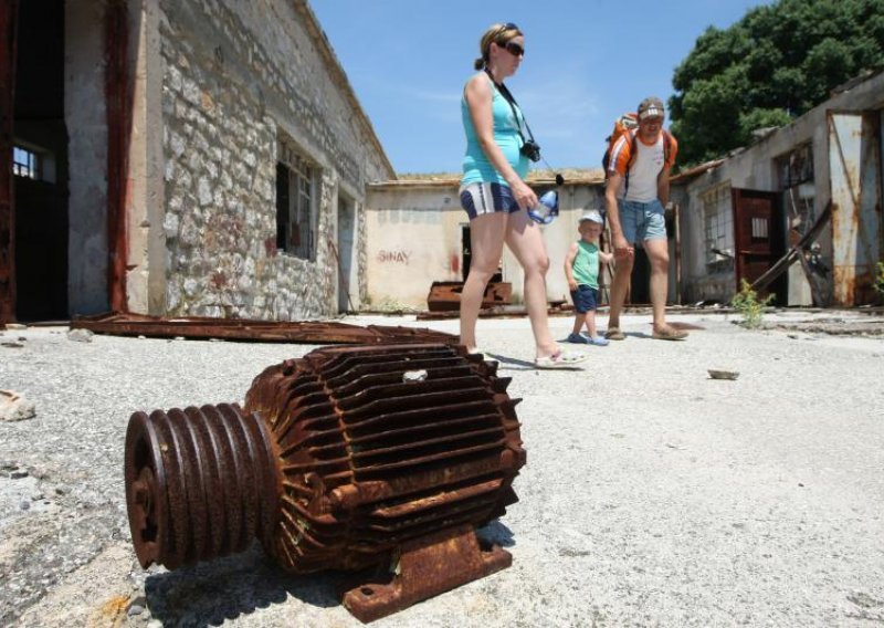 Ruši se Goli otok: Turisti, oprez! Opasno po život