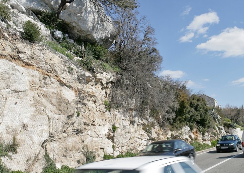 Kamen pao na automobil, vozač završio u bolnici