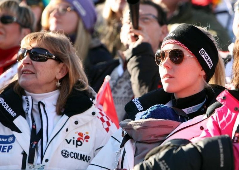 Supruga Ivice Kostelića sa sinom navijala na Sljemenu