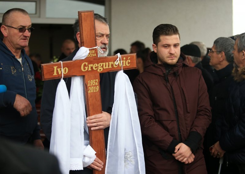 U Donjoj Mahali uz obitelj, prijatelje i kolege pokopan Ivo Gregurević