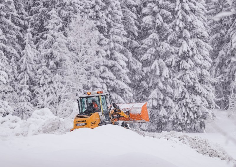 Dvoje mrtvih, šestero mladih preživjelo lavine na europskim planinama