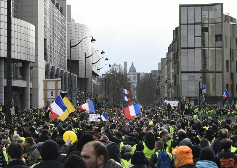 Deveti vikend prosvjeda 'žutih prsluka': Macron, srušit ćemo ti kuću!