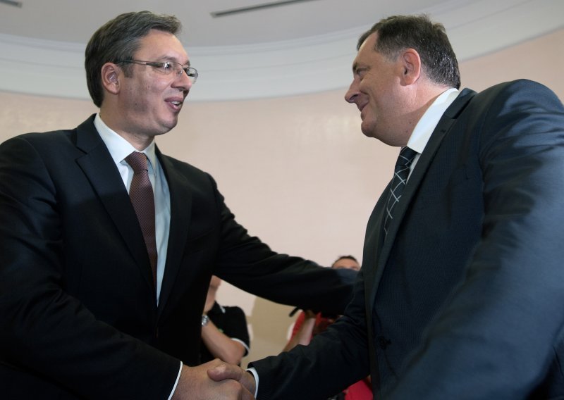 Dodik bi se pripojio Srbiji, Vučić poslao košaricu