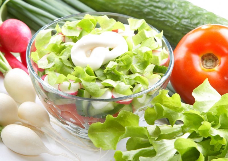 Kada je pravo vrijeme za salatu: Prije, tijekom ili poslije glavnog jela?