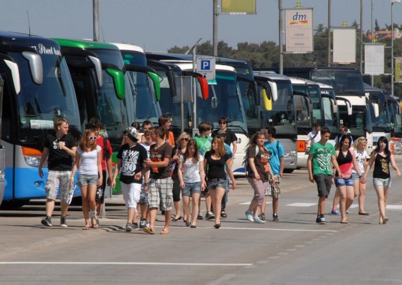 Školski odbori odlučuju o odgodi maturalaca, putničke agencije ne žele vratiti novac