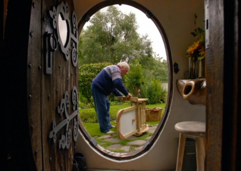 Umirovljenik si je sagradio vlastitu hobitsku kućicu