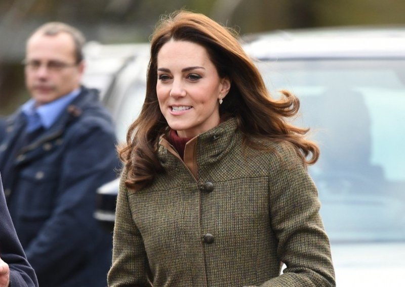 Casual look joj baš dobro stoji: Ni Kate Middleton nije odoljela hit čizmama