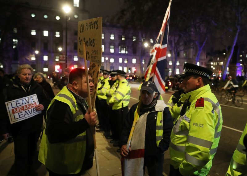 Dvoje uhićenih zbog eksplozije u Londonderryju