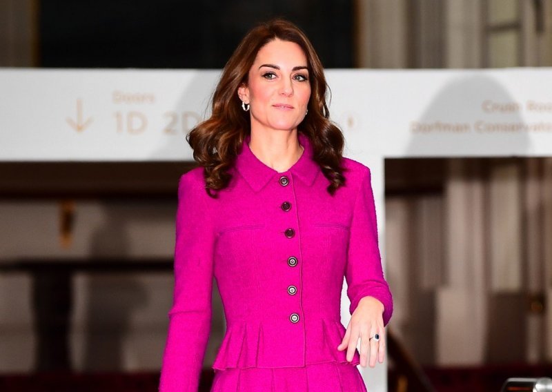Kate Middleton se pojavila u već viđenom, ali prilično staromodnom stajlingu