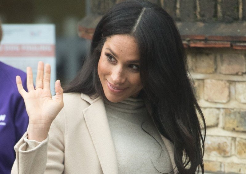 Meghan efekt ne slabi: Zavladala neviđena pomama za bež haljinom iz H&M-a