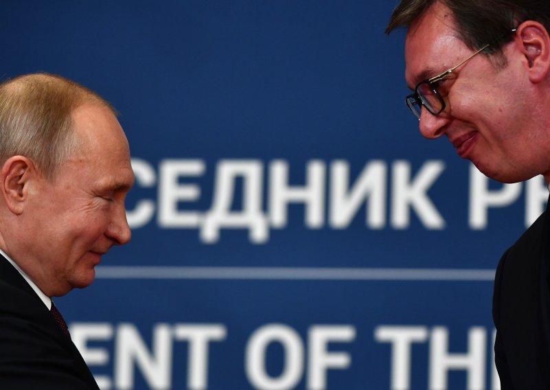 Putin ruskom narodnom poslovicom opisao odnose Rusije i Srbije, od Vučića dobio psića