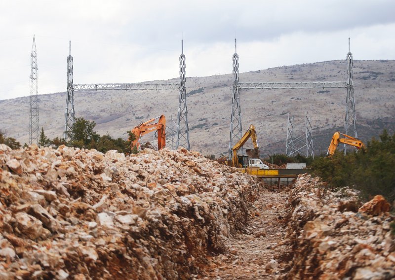 'Je li uistinu moguće povjerovati da je projektu vjetroelektrane Krš Pađene pogodovalo šest različitih vlada, HROTE, HERA, Upravni sud i Visoki upravni sud, HBOR i Hrvatske šume!?'