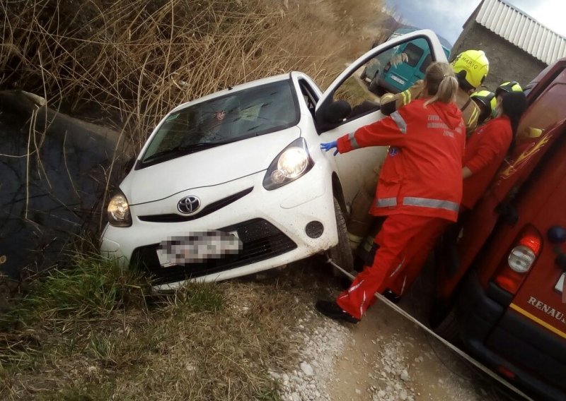 Četvero umirovljenika visjelo u autu nad odvodnim kanalom u Pločama