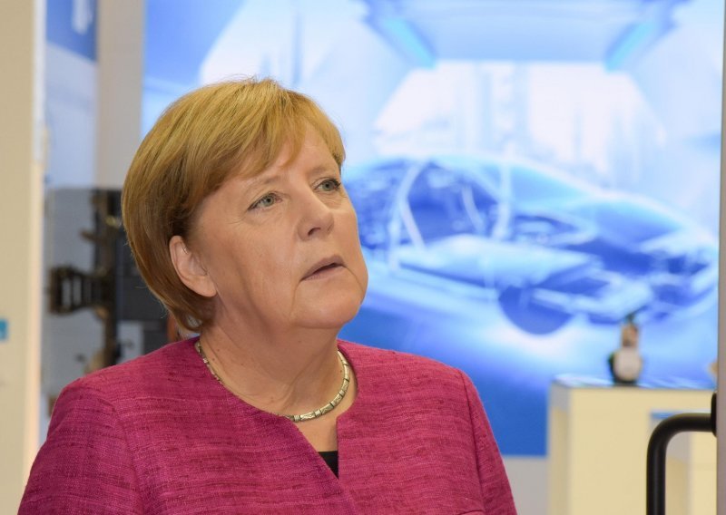 Merkel u Bundestagu rekla kako se EU mora usredotočiti na izazove budućnosti