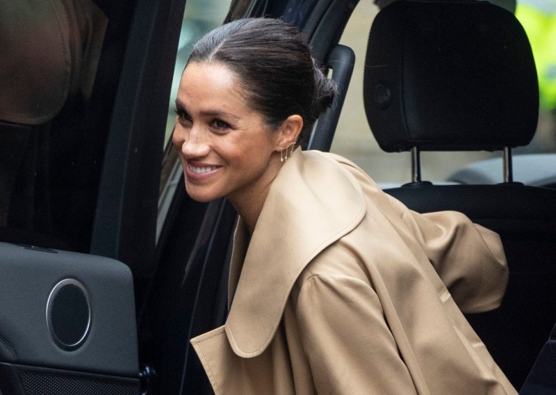 Meghan Markle želi pokazati skromniju stranu: Izlazak u poderanim trapericama iz H&M-a